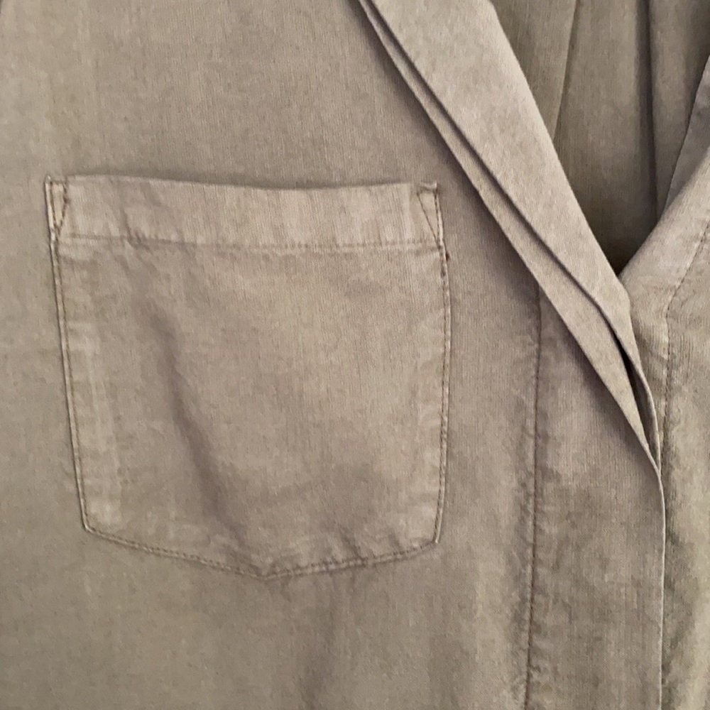 Cloth & Stone Army Green Button Down Top - Picture 3 of 3